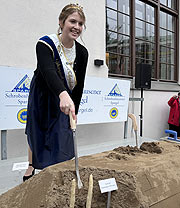 Die amtierende Schrobenhausener Spargelkönigin, Natalie I.  beim Anstich auf dem Viktualienmarkt am 10.04.2024 (©Foto: Martin Schmitz)